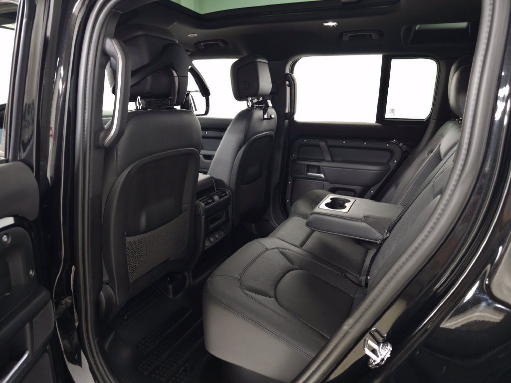 Used 2025 Land Rover Defender 110 X-Dynamic SE AWD/4WD image 40