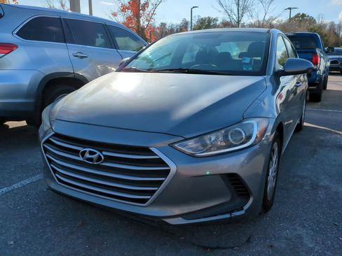 Used 2017 Hyundai Elantra SE w/ Cargo Package image 2