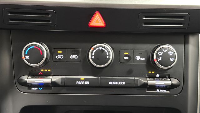 Used 2024 Kia Carnival LX FWD image 17