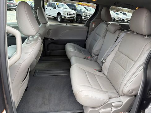 Used 2019 Toyota Sienna XLE image 29