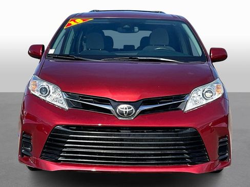 Used 2018 Toyota Sienna LE image 3