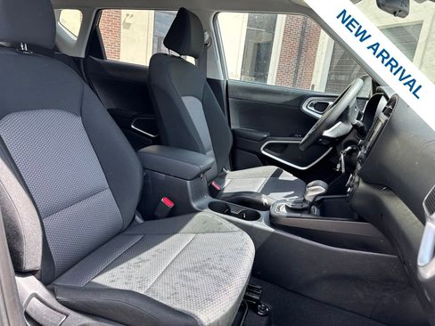 Used 2025 Kia Soul LX w/ LX Technology Package FWD image 9