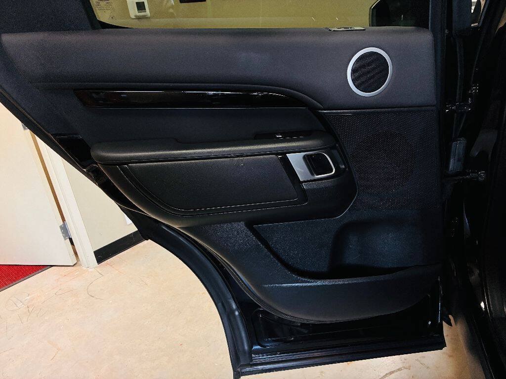 Used 2020 Land Rover Discovery SE AWD/4WD image 12