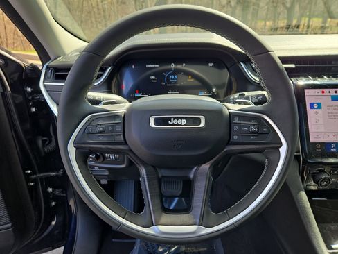 Used 2024 Jeep Grand Cherokee L Limited w/ Luxury Tech Group II image 16