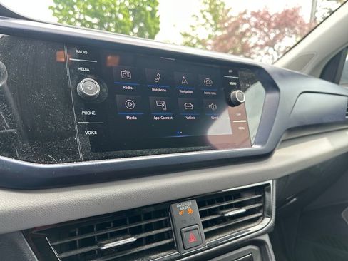 Certified 2022 Volkswagen Taos SE AWD/4WD image 9