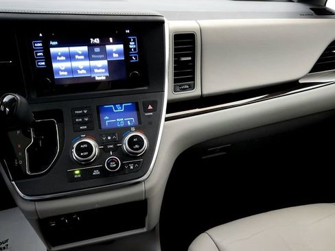 Used 2017 Toyota Sienna XLE FWD image 26