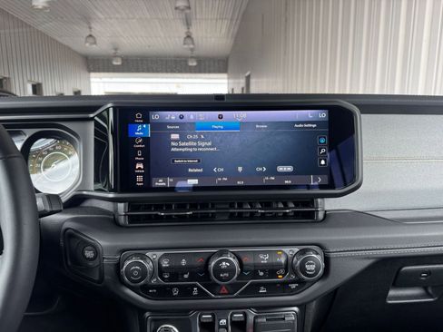 Used 2025 Jeep Wrangler Sahara image 18