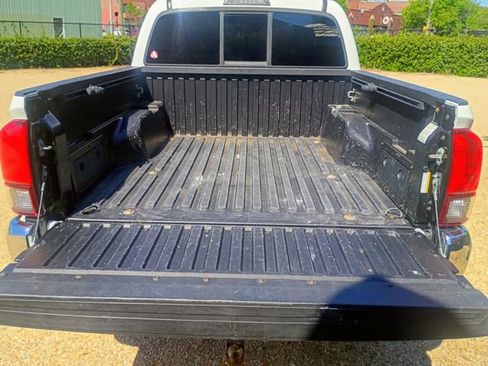 Used 2018 Toyota Tacoma SR5 w/ SR5 Appearance Package (SM) RWD image 12