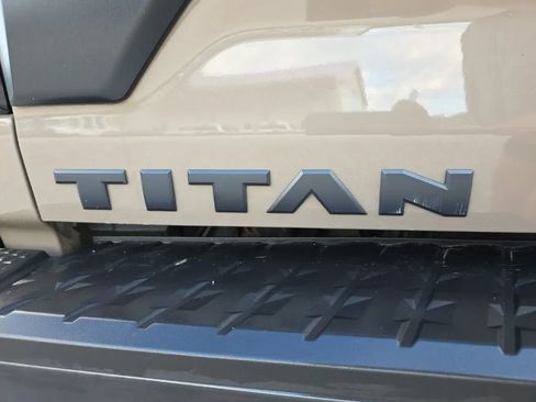 Used 2021 Nissan Titan PRO-4X w/ Pro-4x Convenience Package AWD/4WD image 10