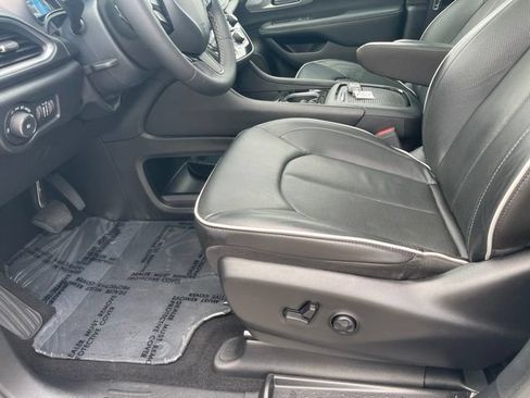 Used 2025 Chrysler Pacifica Limited FWD image 5
