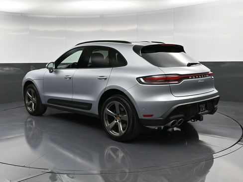 Certified 2022 Porsche Macan image 3