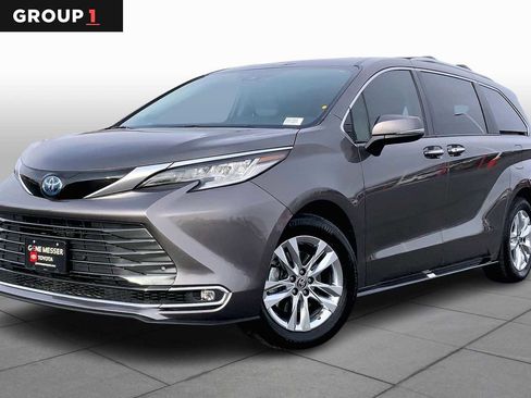 Used 2024 Toyota Sienna Limited image 1