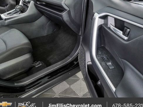 Used 2025 Toyota RAV4 XLE FWD image 22
