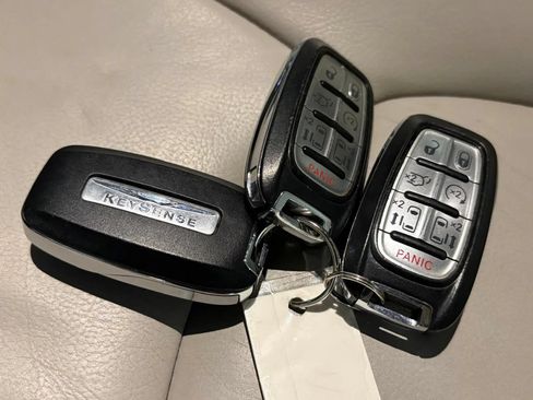 Used 2017 Chrysler Pacifica Touring-L w/ Tire & Wheel Group FWD image 41