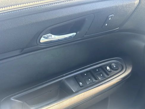 Used 2015 GMC Acadia SLE FWD image 16