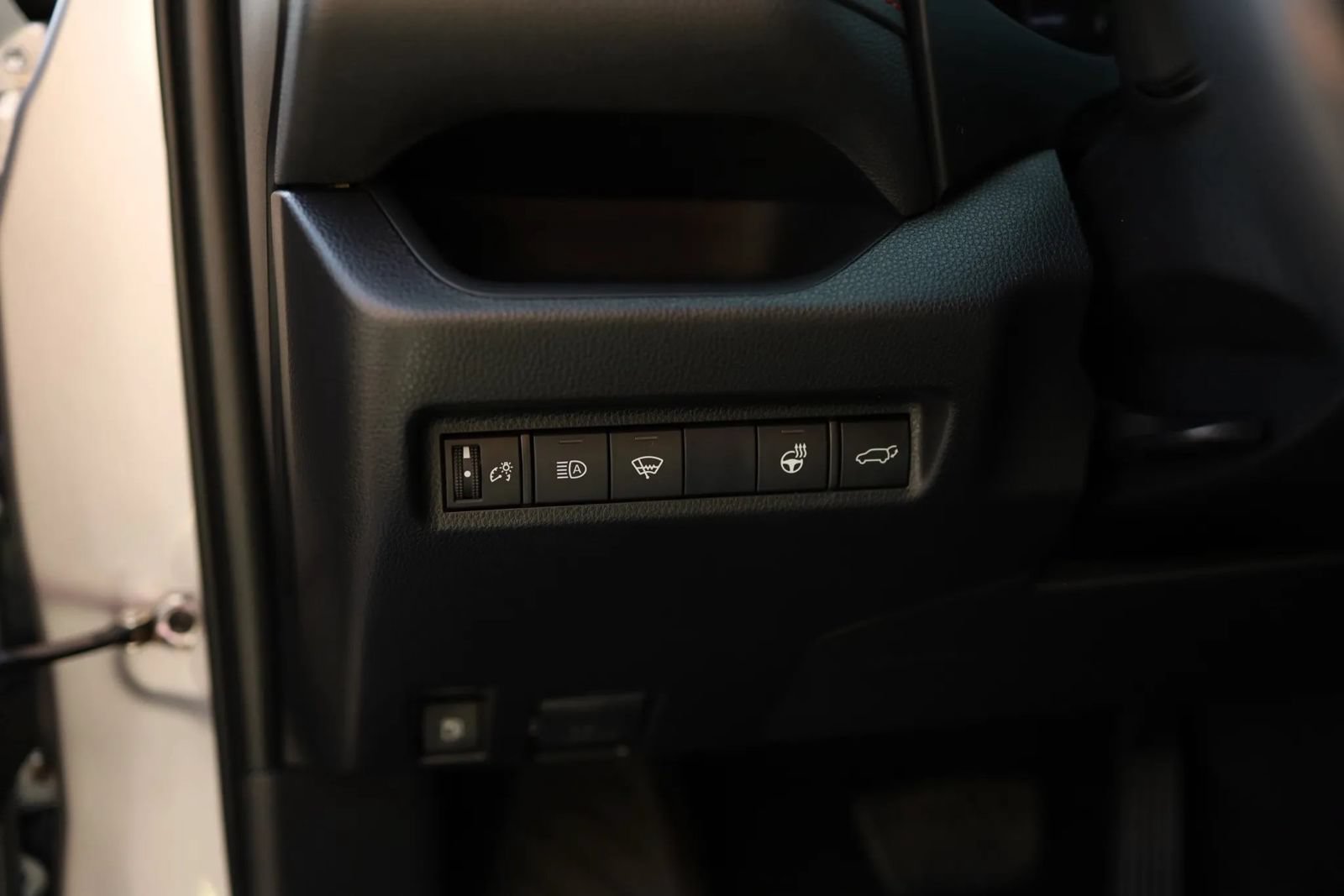 Used 2021 Toyota RAV4 SE w/ Weather & Moonroof Package AWD/4WD image 15
