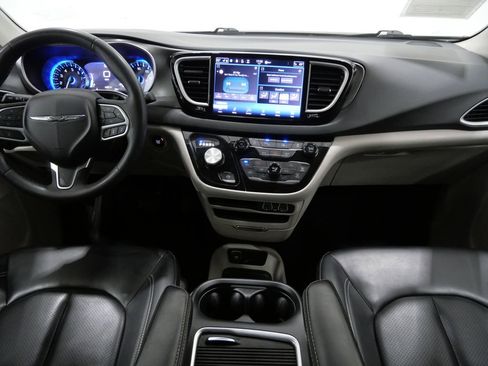 Used 2023 Chrysler Pacifica Touring-L FWD image 10