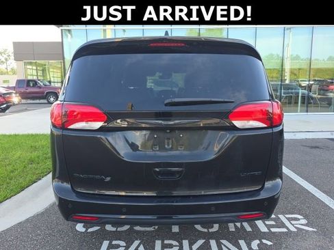 Used 2019 Chrysler Pacifica Limited w/ Advanced Safetytec Group FWD image 4