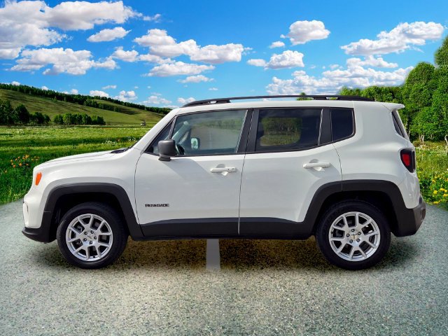 Used 2022 Jeep Renegade Latitude w/ Convenience Group AWD/4WD image 3