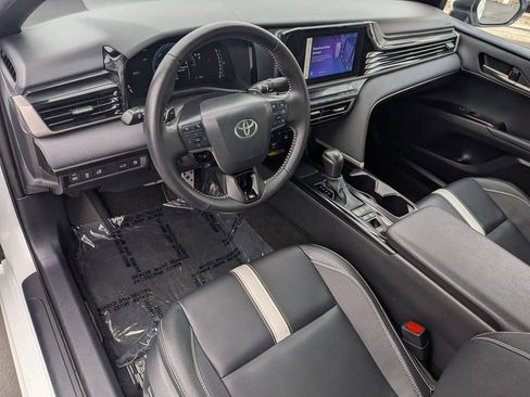 Used 2025 Toyota Camry SE image 14