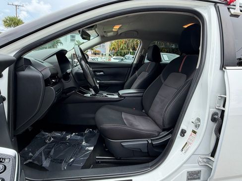 Used 2022 Nissan Sentra SR w/ Electronics Package FWD image 9