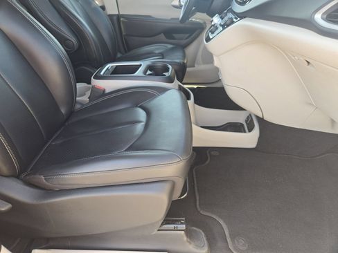 Used 2023 Chrysler Pacifica Touring-L FWD image 17