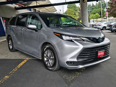 Used 2024 Toyota Sienna LE AWD/4WD image 3