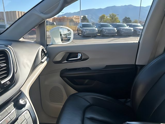 Used 2022 Chrysler Pacifica Touring-L FWD image 33