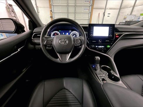 Used 2023 Toyota Camry SE image 5