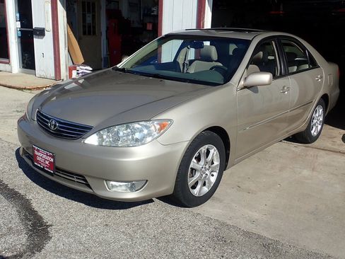 Used 2006 Toyota Camry XLE w/ VSC & Side Airbag Pkg FWD image 2