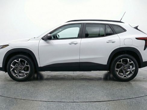 Used 2025 Chevrolet Trax LT w/ LT Convenience Package image 5