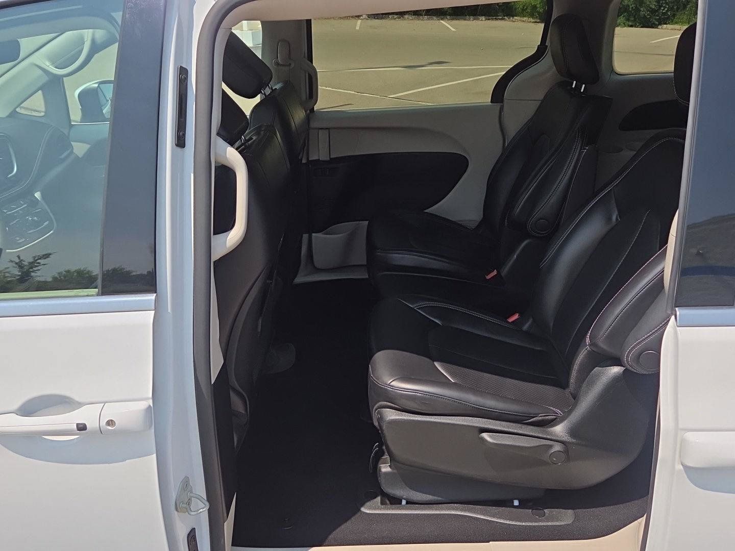 Used 2023 Chrysler Pacifica Touring-L FWD image 14