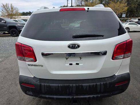 Used 2012 Kia Sorento LX w/ Third Row Pkg image 6