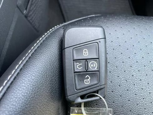 Used 2023 Volkswagen Tiguan SE R-Line FWD image 17