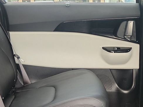Used 2024 Kia Carnival EX FWD image 33