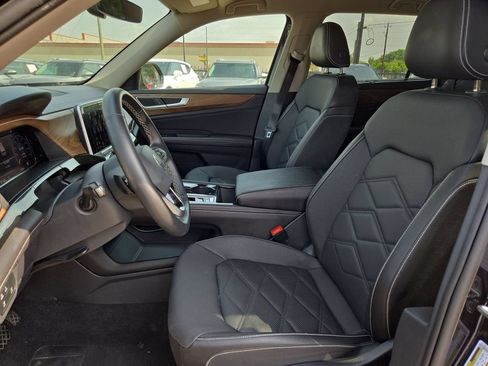 Used 2025 Volkswagen Atlas SE FWD image 24