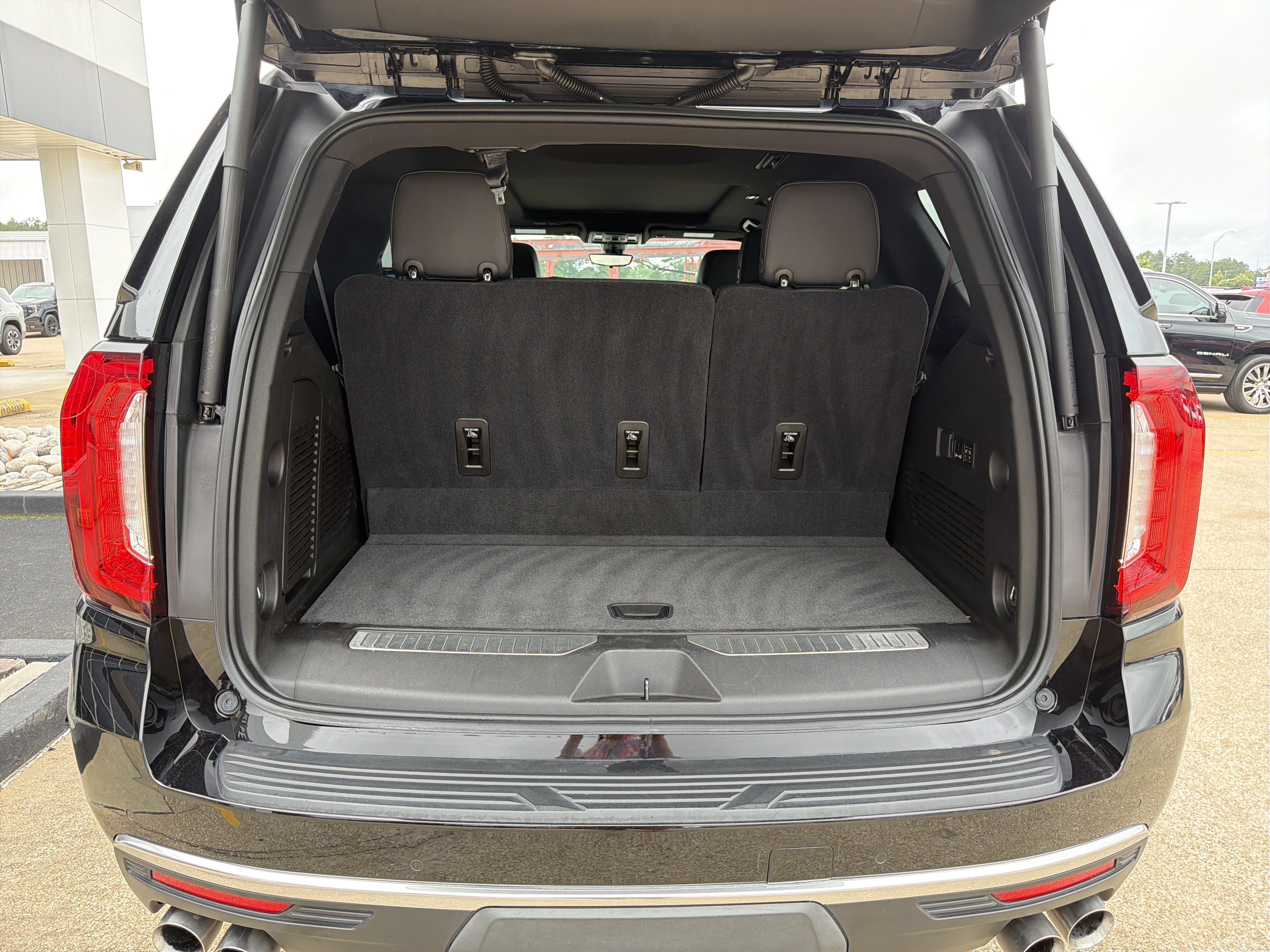 Used 2021 GMC Yukon Denali w/ Denali Premium Package RWD image 22