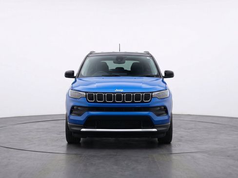 Used 2025 Jeep Compass Limited AWD/4WD image 2