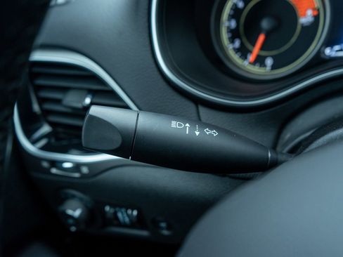 Used 2021 Jeep Cherokee Limited image 27