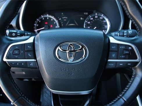 Used 2023 Toyota Highlander L image 17