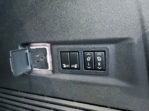 Used 2021 Chevrolet Tahoe Premier w/ Premium Package image 9