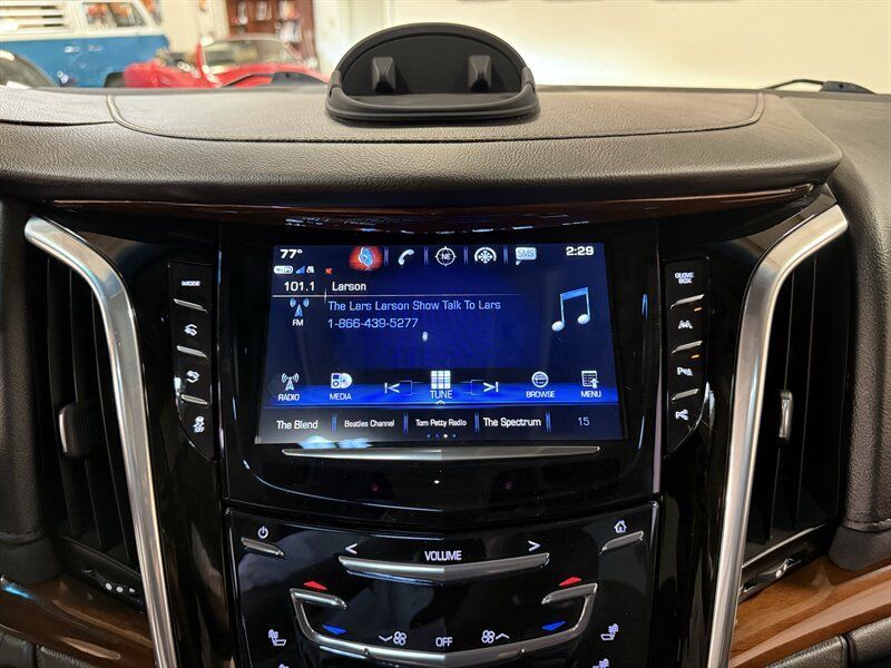 Used 2018 Cadillac Escalade Luxury AWD/4WD image 22