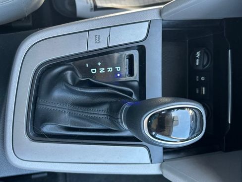 Used 2017 Hyundai Elantra SE FWD image 19