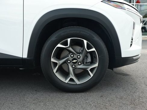 Used 2024 Chevrolet Trax LT w/ Sunroof Package FWD image 5