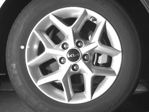 Used 2025 Kia Soul LX w/ LX Technology Package FWD image 13