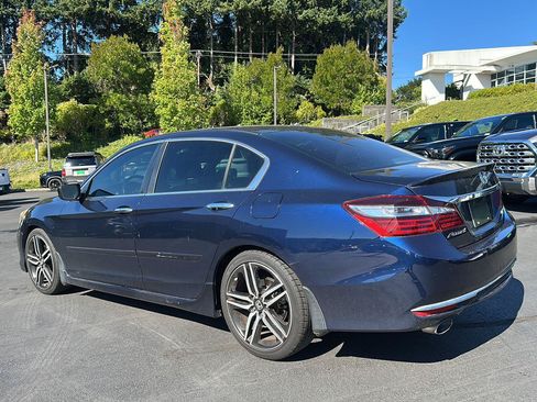 Used 2017 Honda Accord Sport image 2