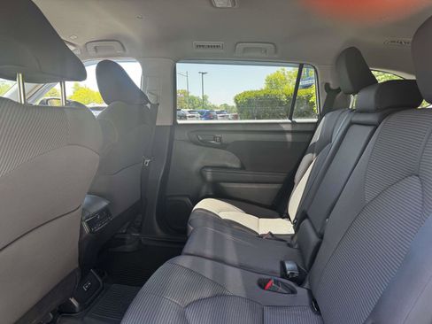 Used 2024 Toyota Highlander LE FWD image 12