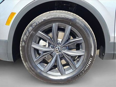 Used 2024 Volkswagen Tiguan SE image 23