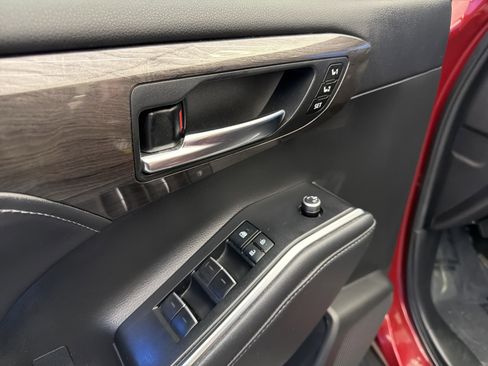 Used 2022 Toyota Highlander Platinum image 11