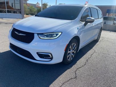 Used 2025 Chrysler Pacifica Pinnacle